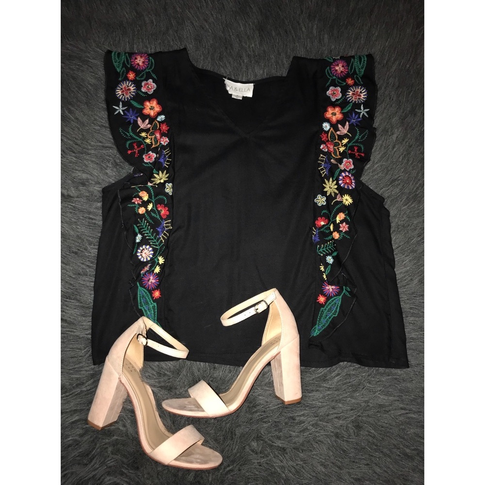 Ruffle / floral top 🌹